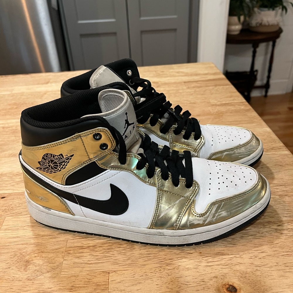 Size 9.5 - Jordan 1 Mid SE Metallic Gold 2020, Worn Nike Sneakers Shoes Rare - Picture 1 of 8